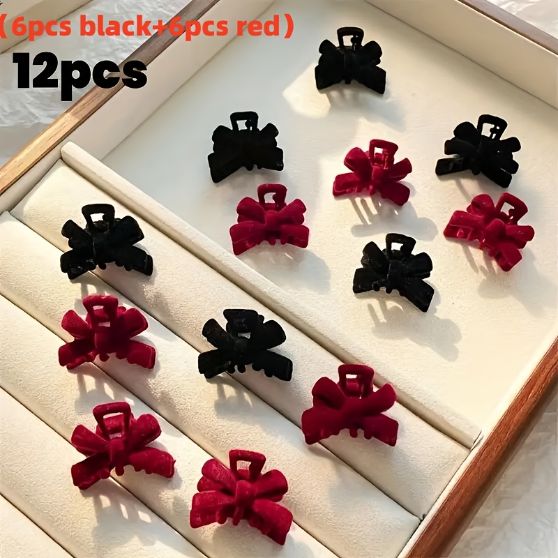 E-shop Set mit 12 Haarspangen in Herbst- und Winterdesigns mit Schmetterlingsformen aus Velours. Diese elegante Schleifenspangen für Damen bieten einen