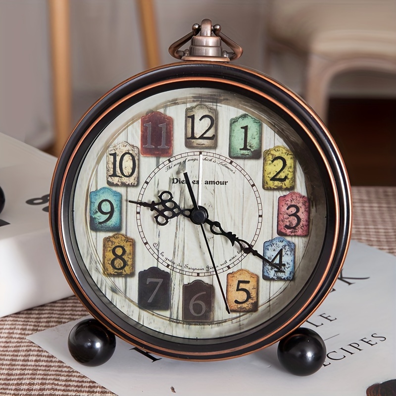  CYMNER Reloj despertador vintage, sin tictac, silencioso reloj  de noche con alarma fuerte para durmientes pesados, bonita decoración y  regalos, reloj de cuarzo con batería, color beige : Hogar y Cocina