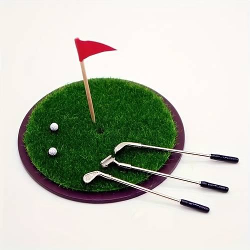 un mini que consiste en 7 piezas, incluyendo palos de golf, césped, una pequeña casa, accesorios de en miniatura, un de césped realista y decoraciones coleccionables con temática deportiva