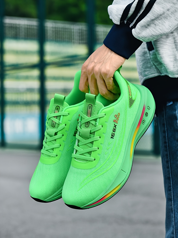 Chaussures de Course pour Hommes – Légères et Respirantes, Semelle Souple Amortissante Pour Usage sur Route & Sentier Chaînes Multifonctionnelles Antidérapants Adaptées au Marathon Triathlon VTT Cyclisme Gym Aérobic Randonnée Alpinism Port Quotidiens Mode Urbaine Style Sport Chaussettes d'Entraînements en Salle Entrainement à la Coupe du Monde Moderne Conception Durable Construction Solide Coussinée