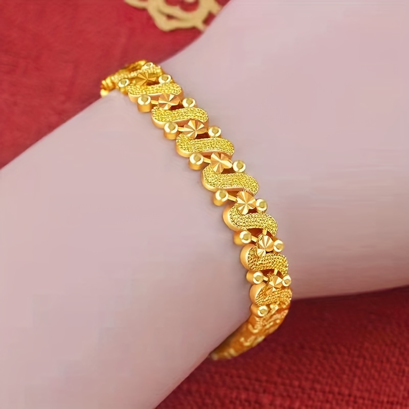 

Beautiful Ladies From Europe And Wear Luxurious And Fashionable Gold-plated Bracelets That Any Outfit.