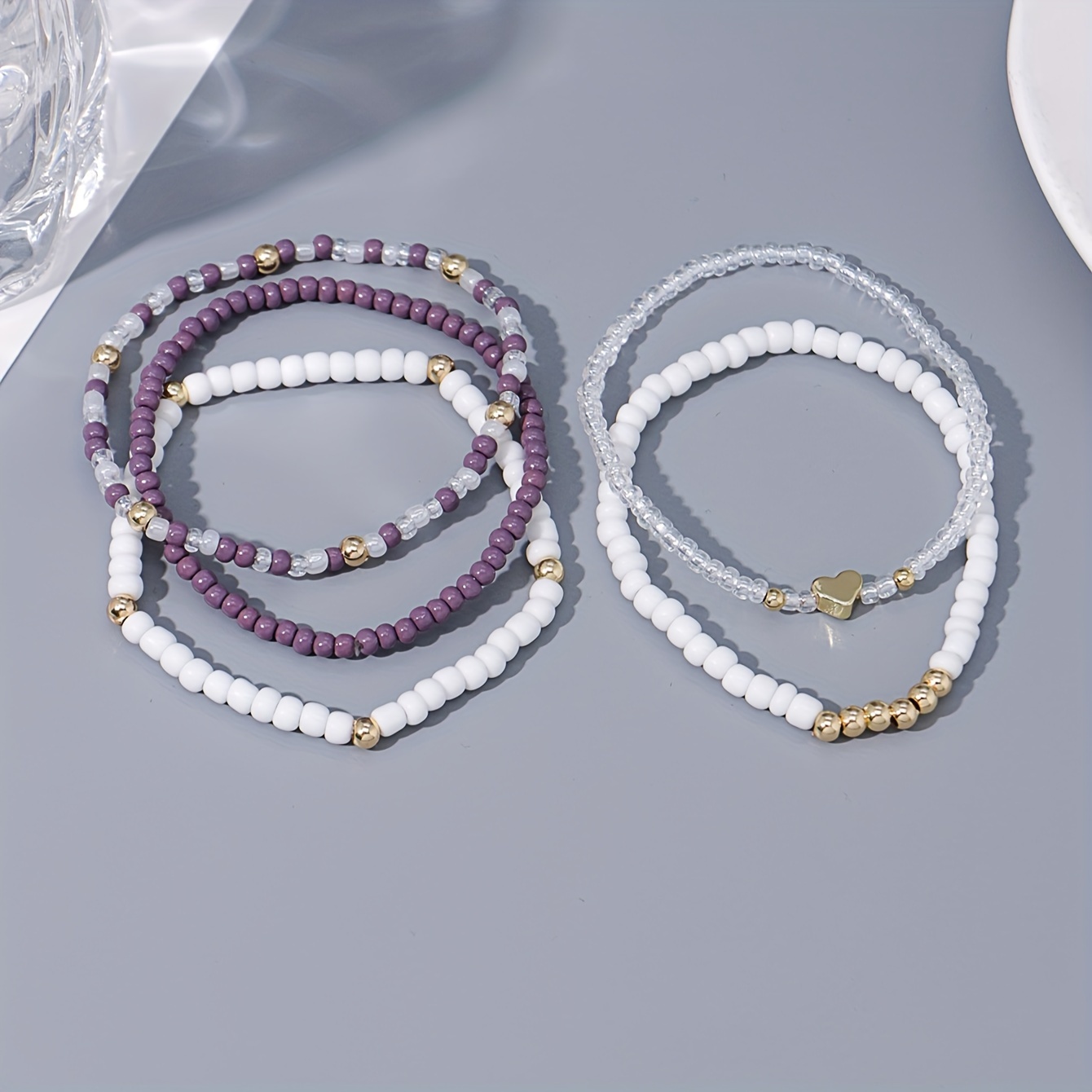 E-shop 5-teiliges Armband-Set, handgefertigte mehrschichtige stapelbare Armbänder im Bohemian-Stil mit Perlen Herz-Anhängern, Alltags-, Urlaubs-