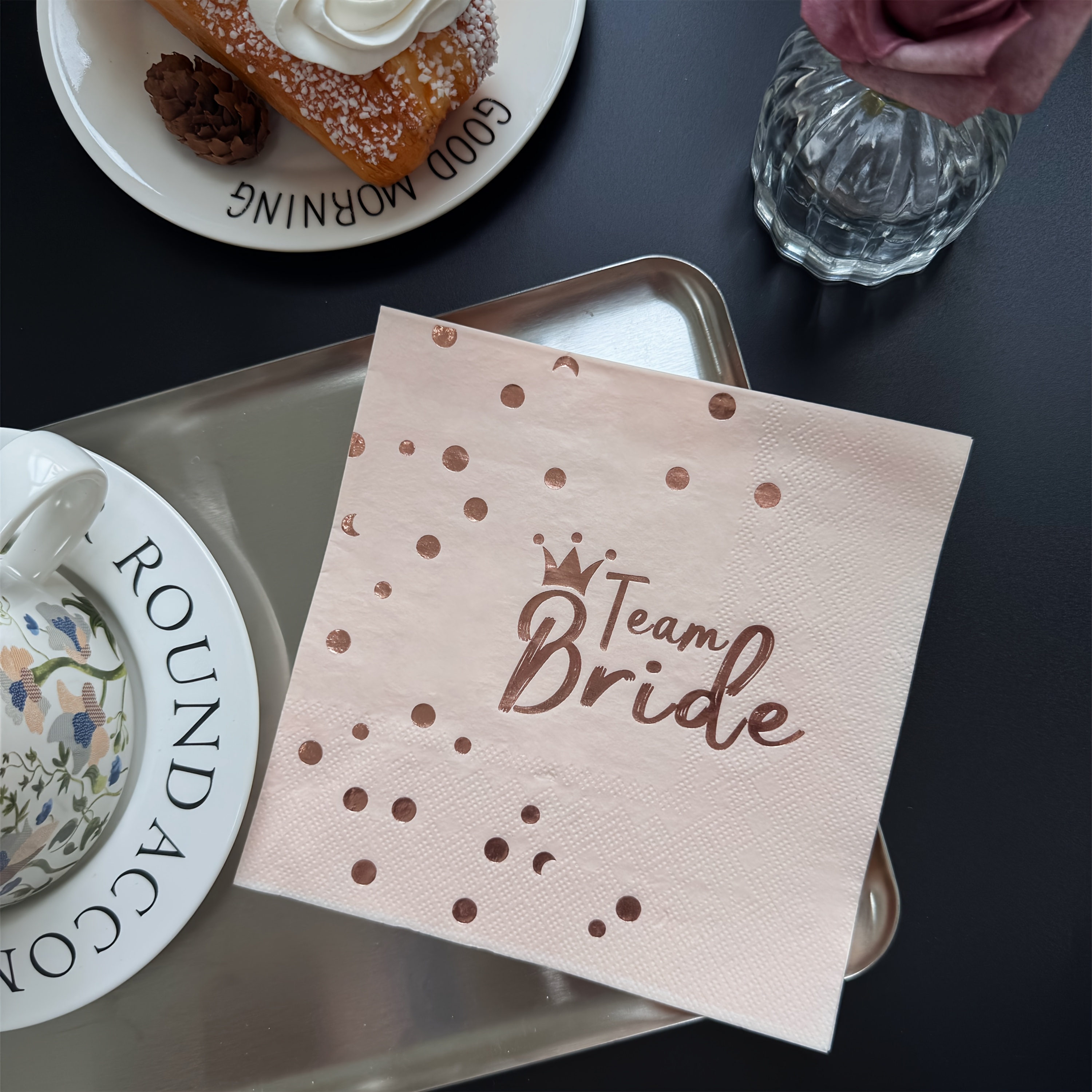 E-shop 16 Einweg-Pinkfarbene Team-Braut Servietten mit Roségolden für Partydekorationen, geeignet für Hochzeiten und Brautabschieds-Veranstaltungen,
