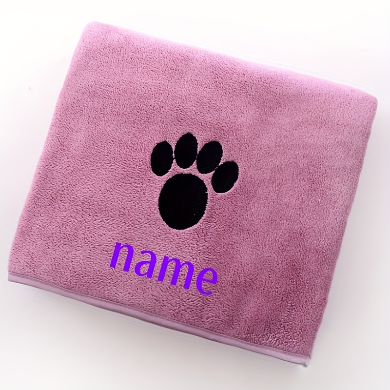 E-shop Individuell bestickter Name - ein hochsaugfähiges Hundehandtuch mit personalisiertem Text und süßer Pfotenabdruck-Stickerei - bietet eine sanfte