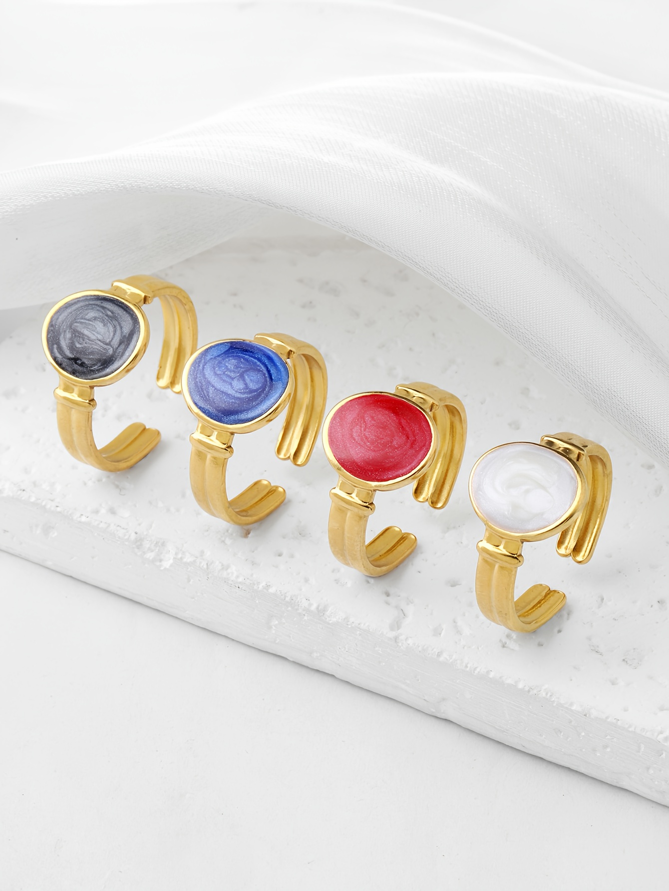 טבעת אישית, אלגנטית, מעודנת, טרנדית, חמודה, יוקרתית קלילה, בטרותית וגלית, רטרו-ת גגית, רטובית, אליפסת גגית, זמינה בצבע לבן פנינה, שחור פנינה, אדום פנינה וכחול פנינה. מתאים ללבישה יומיומית על ידי גברים ונשים כאחד, משלימה תלבושות לעבודה, לימודים, דייטים, מסיבות, אירועים וחופשות קז'ואליות. זו גם מתנה נהדרת ליום האהבה, ראש וחגים שונים.