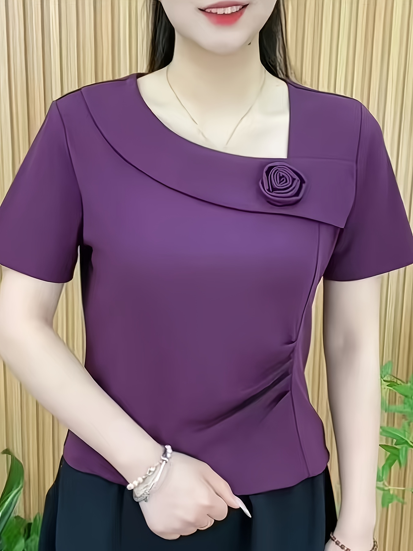una elegante camisa de manga corta con cuello diagonal,   para mujeres.     la     y atractiva, ideal para citas,   sociales, picnics, viajes,   y  .