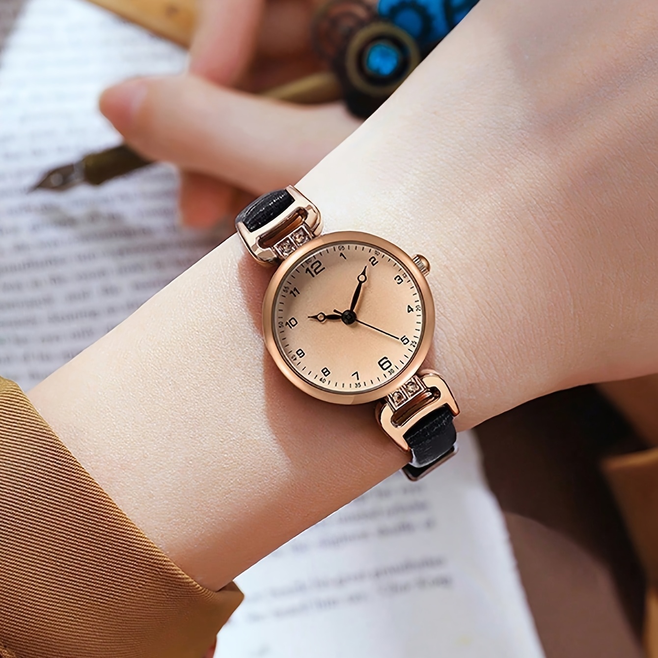 1pc Women's Faux Leather Band Round Dial Small Face Retro British Style Niche Luxury Quartz Watch, Suitable for Daily Wear