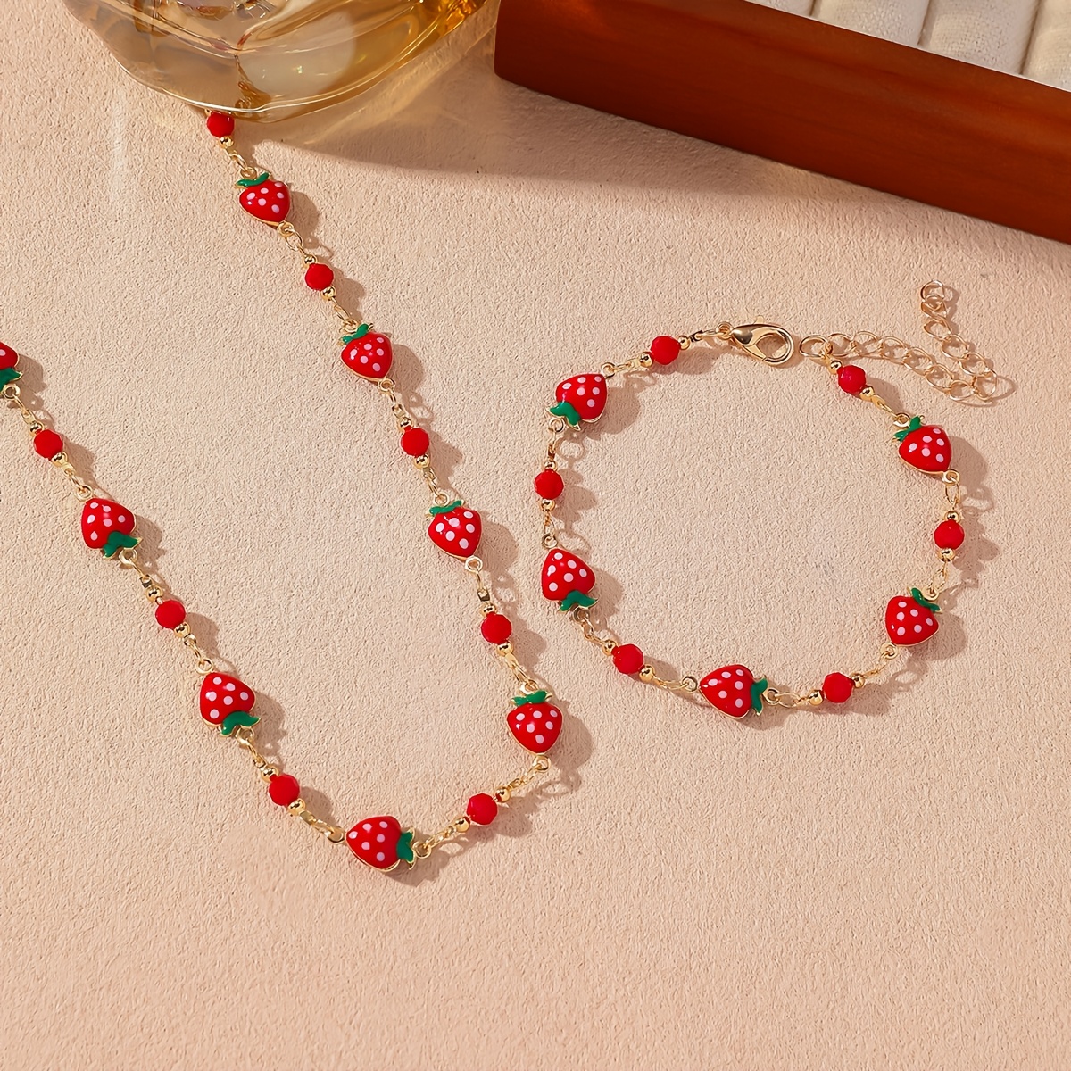 TEMU Parure de bijoux pour femme 1 collier + 1 bracelet, style tendance et minimaliste, ensemble collier et bracelet fraise en verre rouge et émail,