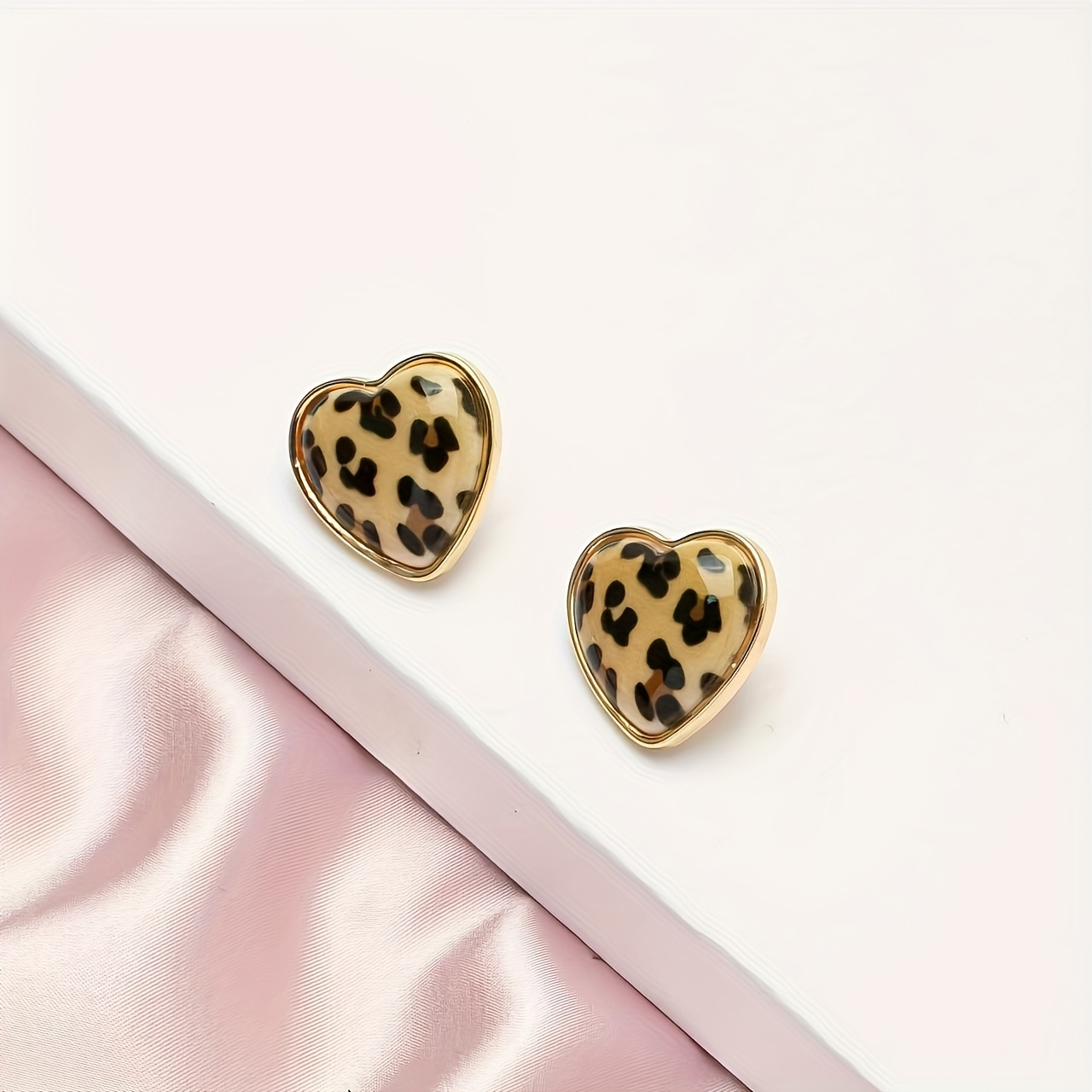 TEMU A Pair Of Everyday Versatile Petite Sweet Heart Leopard Print Black And White Checkered Pattern Creative Simple Women's Fashion Stud Earrings