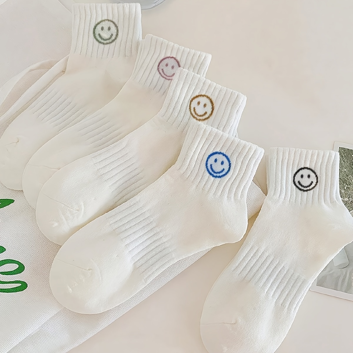 

Lot de 5 Chaussettes Blanches pour Femmes avec de Dessins Animés Mignons, Douces en Mélange de Polyester et Élasthanne, Lavables en Machine - Couleurs Assorties, Chaussettes Amusantes