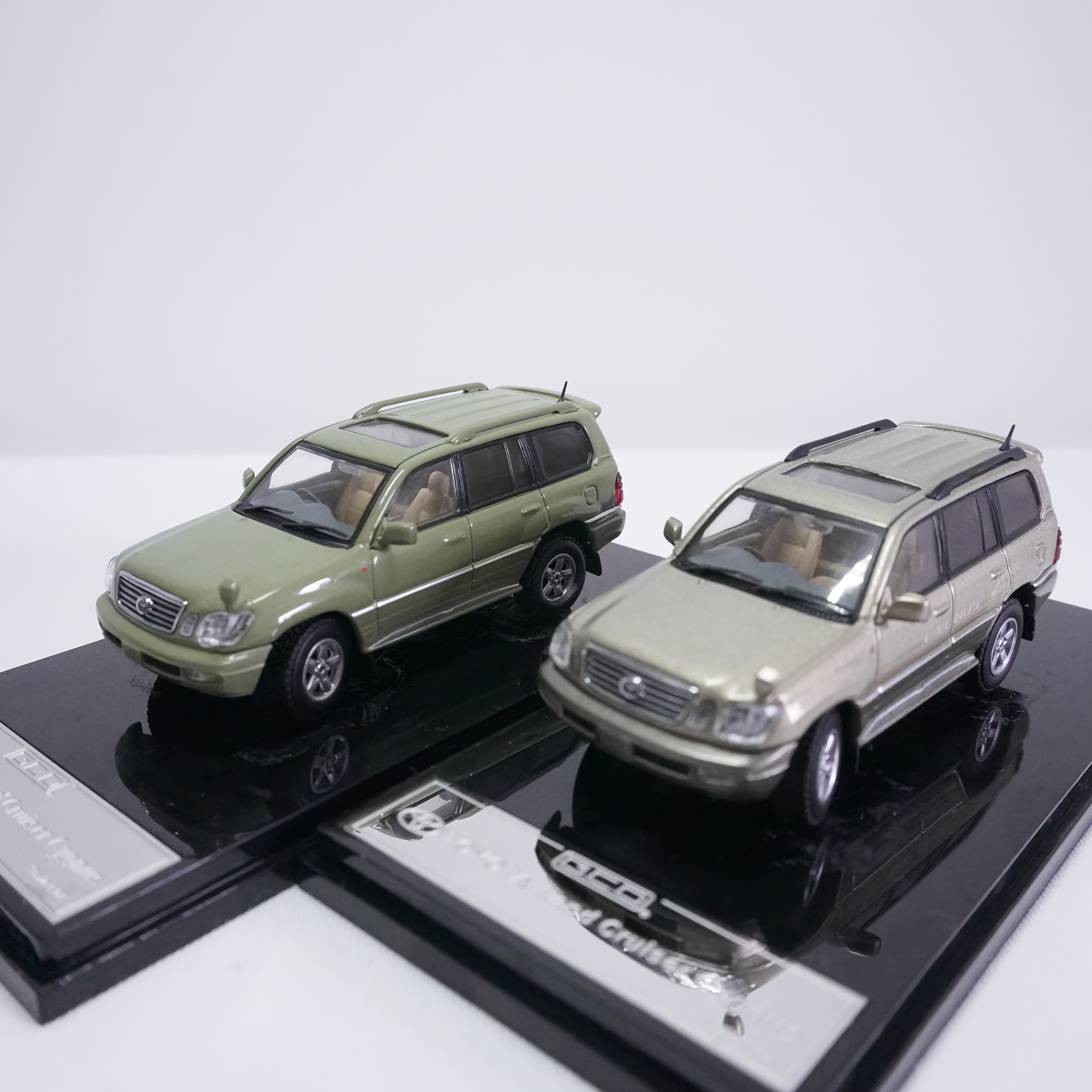 1:64 for TOYOTA Land Cruiser Cygnus Alloy Vehicle Model - Champagne Golden, Khaki Green, for Off-Road Vehicle Enthusiasts, Includes Display Case, Static Display, Detailed Reproduction, Suitable for Ages 14 and Up