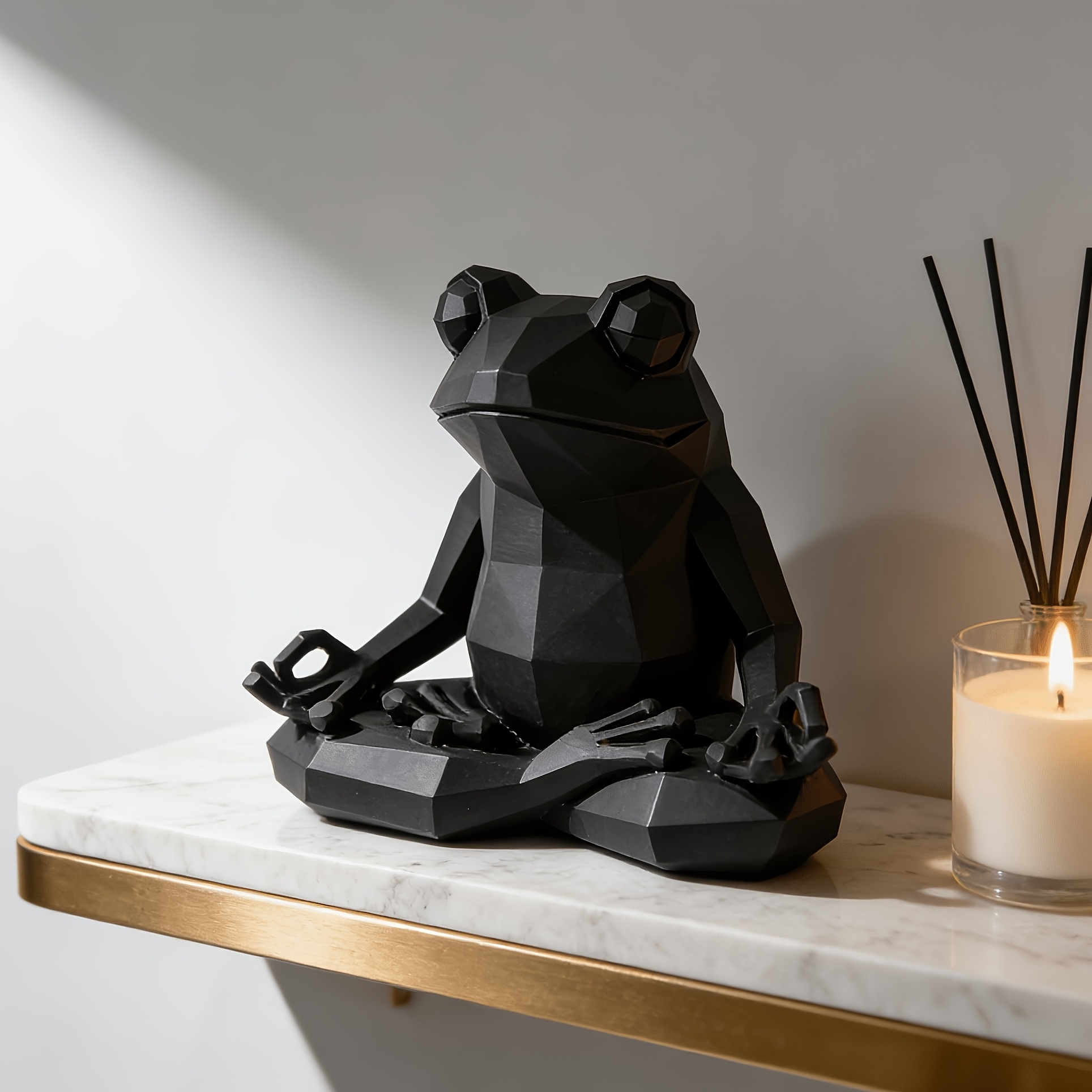 E-shop Kleine dekorative Figur Frosches in einer Yoga-, zur Verbesserung Ihrer Wohnkultur, ob auf einem Tisch, Schreibtisch oder Bücherregal. Eine