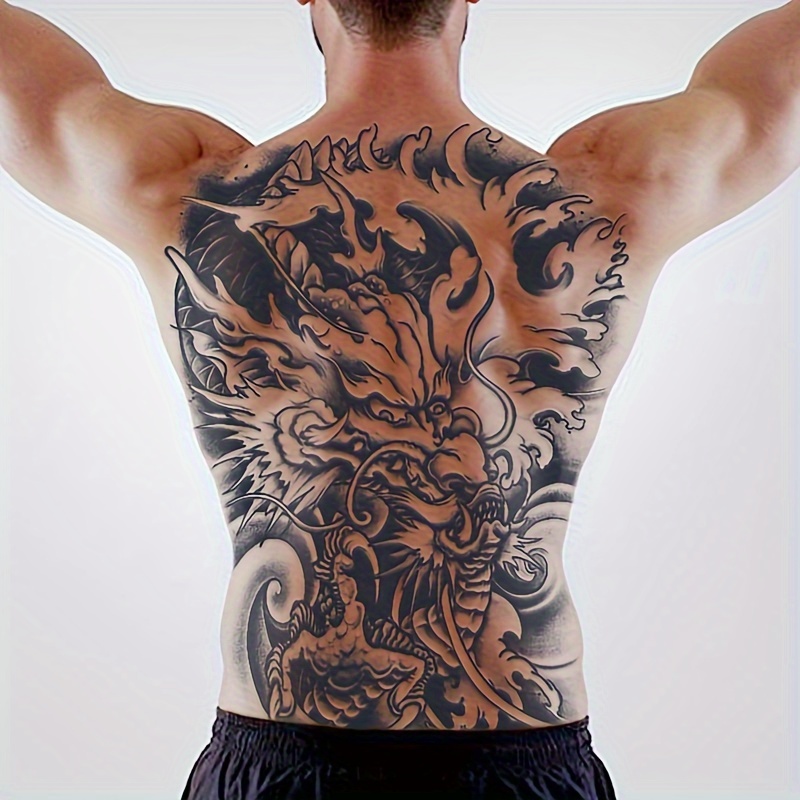 tatuaje de dragon en espalda y hombro