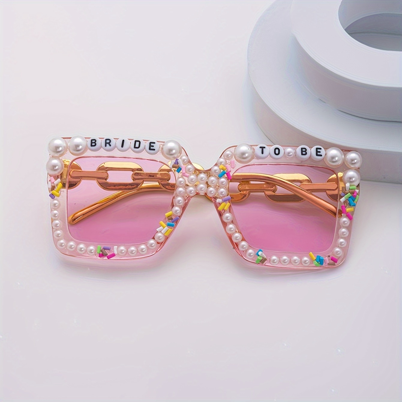 

Lunettes carrées surdimensionnées "Future mariée" avec des perles et des bonbons factices, verres roses pour des fêtes de célibataire