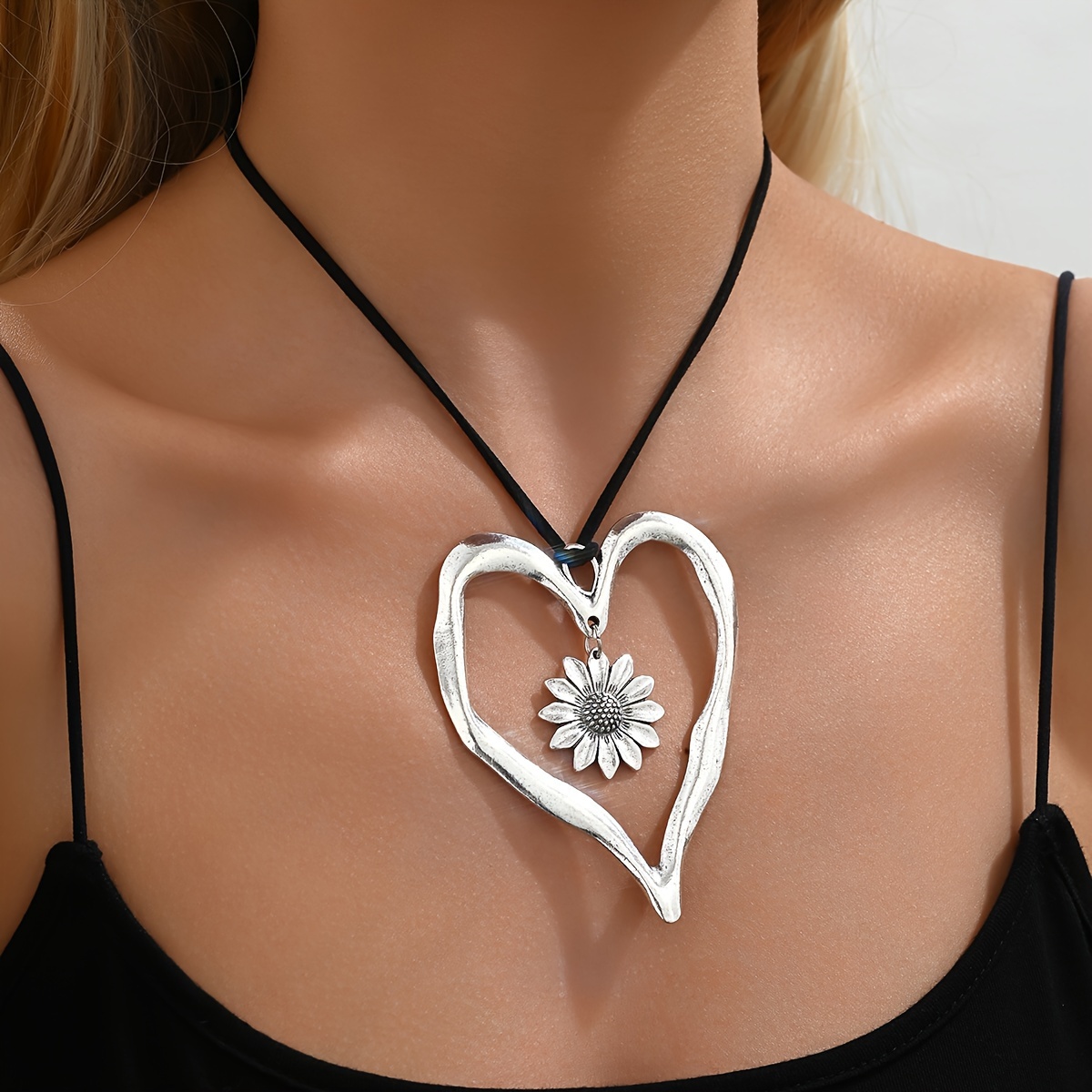 

Vintage Style Sunflower Heart Pendant Necklace - Simple Alloy No Plating Necklace For Daily Wear, All Season-compatible