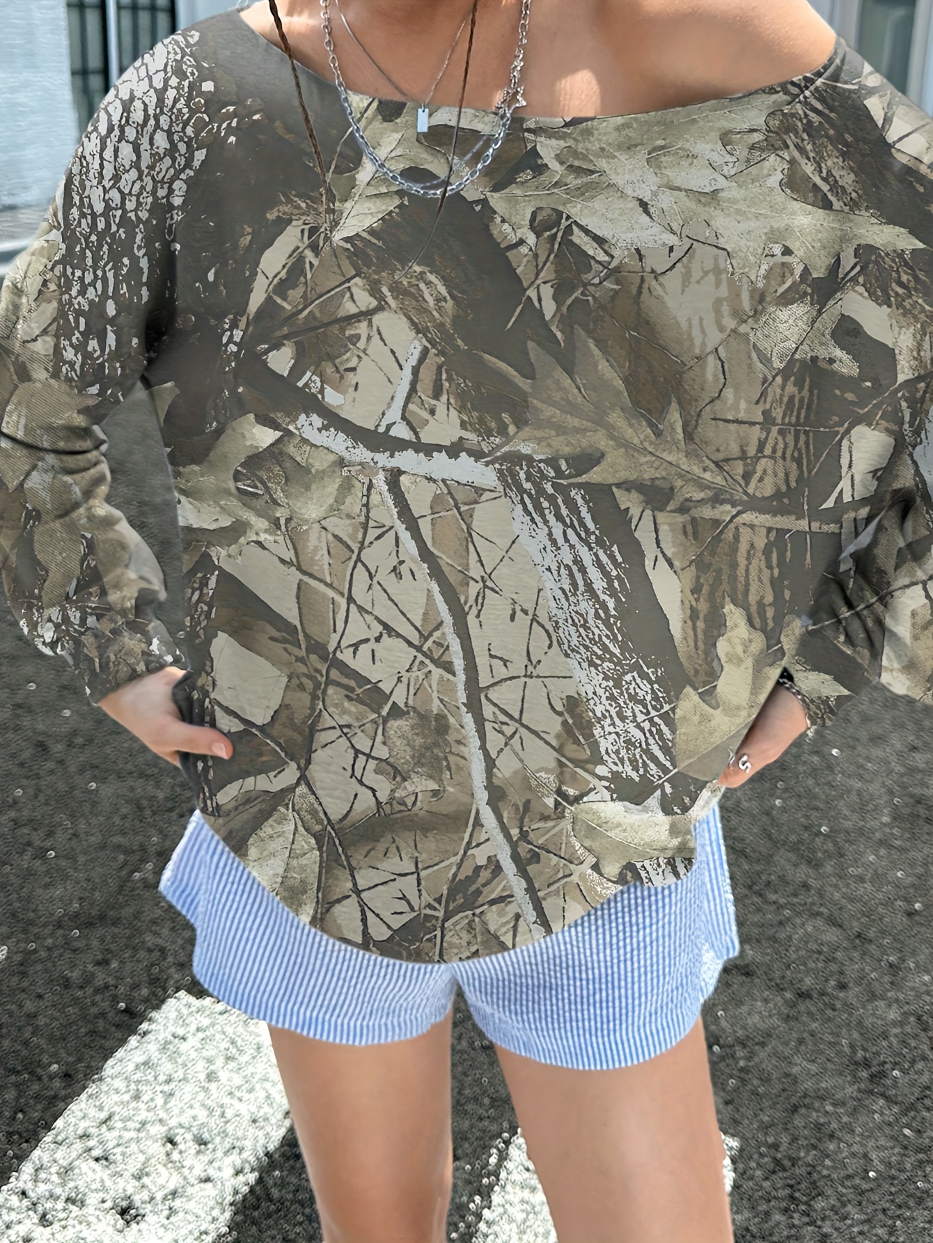 女士露肩迷彩印花卫衣 - 宽松休闲长袖上衣，绿色/棕色/米色迷彩图案，四季通用，休闲与正式场合皆宜，可机洗，无立领设计 1