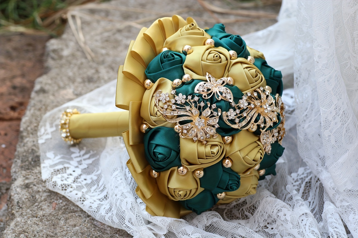   kuyov qizlar uchun buket boy qizil shokoladli güllar, kristal va marjon aksessuarlari bilan to'ldirilgan  to'y to'ylari tafsilotlari 20