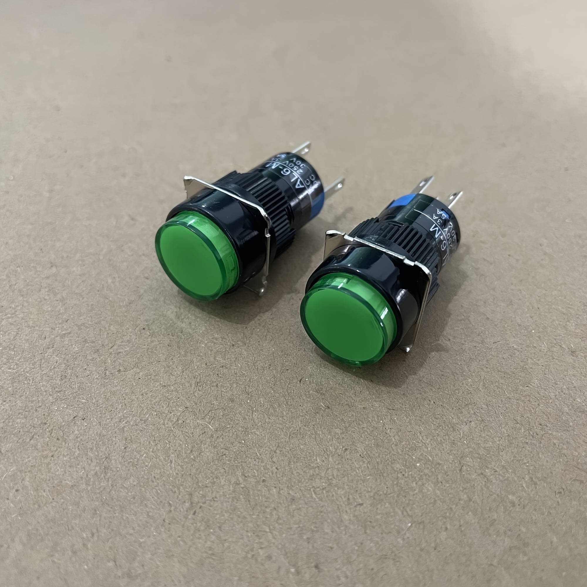 Interrupteur Bouton-poussoir SPST ON-OFF 10A/250V 16A/12V - Noir, Pour Panneau 19.4x13mm - AERZETIX - 13