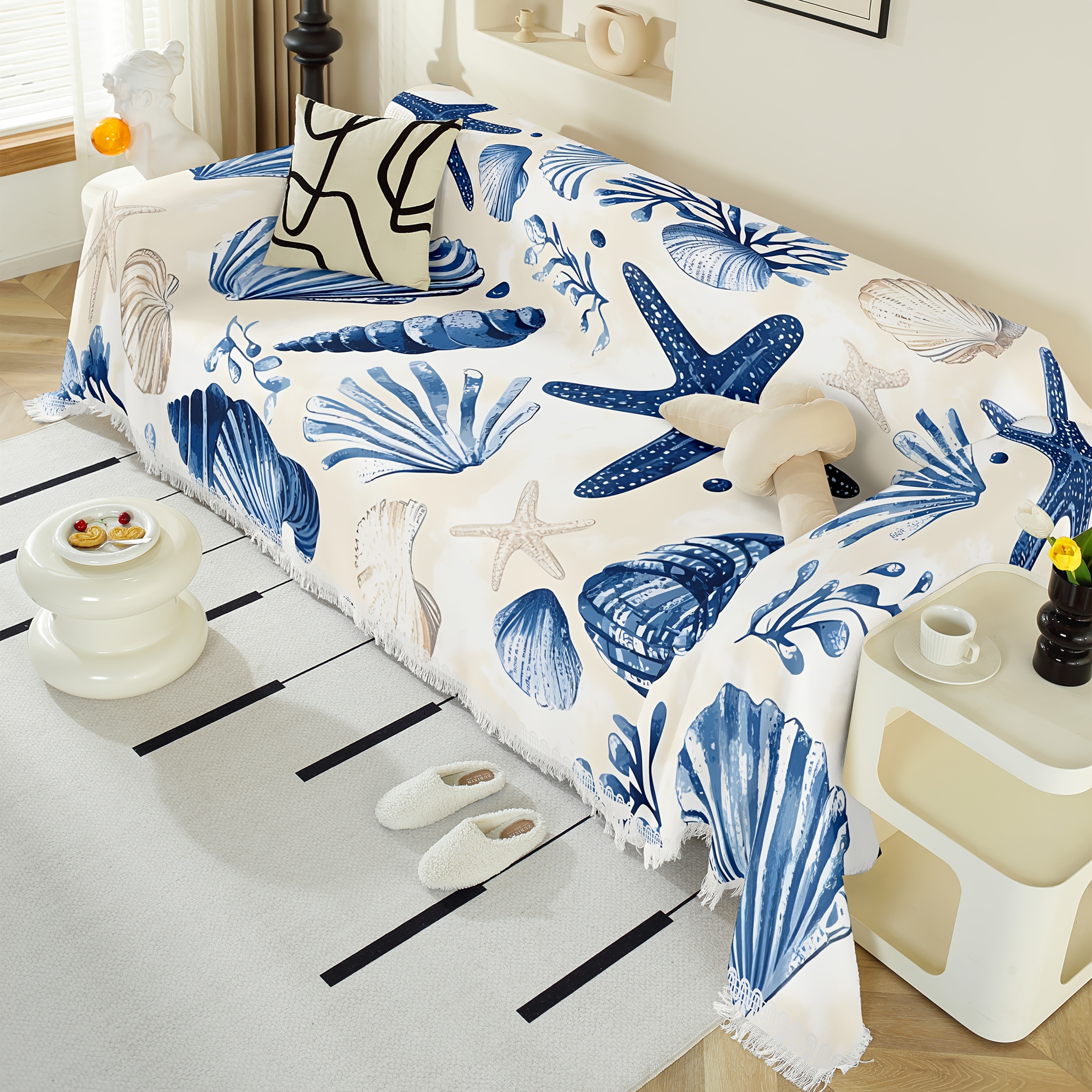 TEMU 1 copridivano blu e con motivo intrecciato a marine e stampate. Realizzato in tessuto di ciniglia con nappe, offre resistenza allo slip e