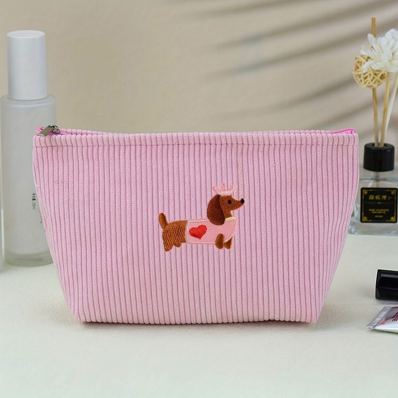E-shop Neue Cordblende Reise-Make-up-Tasche mit großem Fassungsvermögen, Kulturtasche, Aufbewahrungstasche mit niedlichem rosa Dackel-Stickeraufnäher,