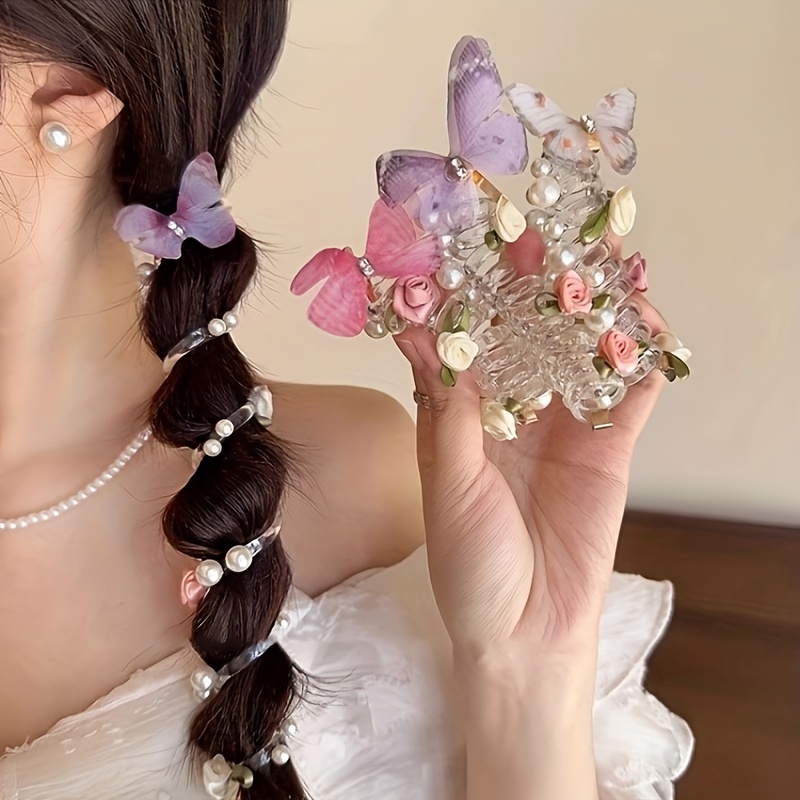 

Accessoire élégant pour cheveux en de papillon : de délicates fleurs et des papillons ornent un chouchou chic.