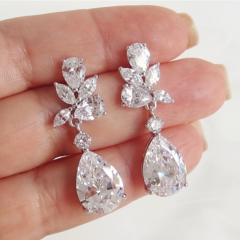 E-shop Ein Paar modische Damen-Ohrringe mit luxuriösem elegantem Tropfenförmigem Synthetischem Zirkonia-Anhänger. für den , Verlobungen Hochzeiten