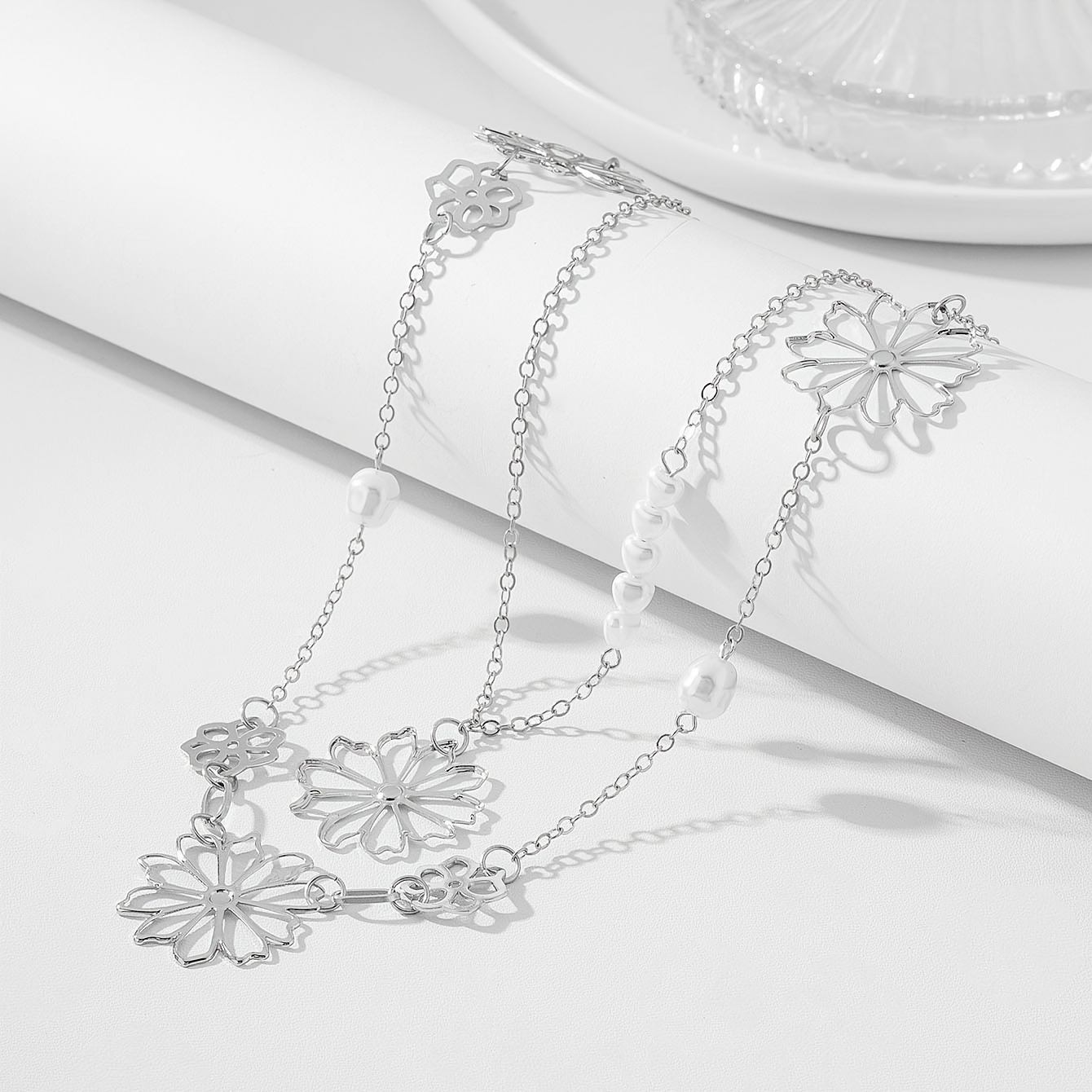 Women's Vintage Hollowed-out Floral Link Necklace, Elegant Design