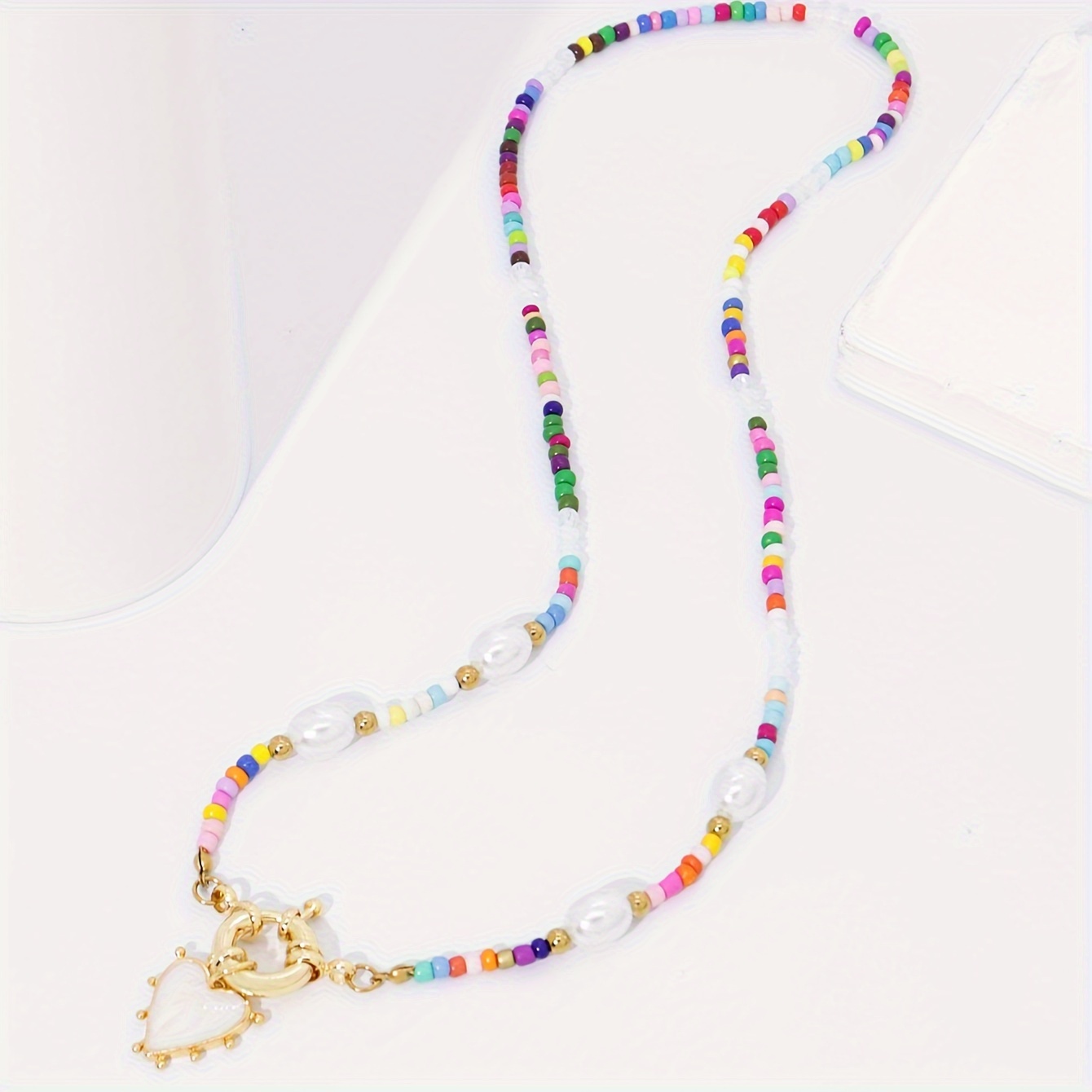 E-shop 1 Stück Damen Mode Anhänger Halskette, Bohemian Handgemachte Bunte Perlenkette mit Segler-Verschluss Herz-Anhänger, Urlaub Party Schmuck