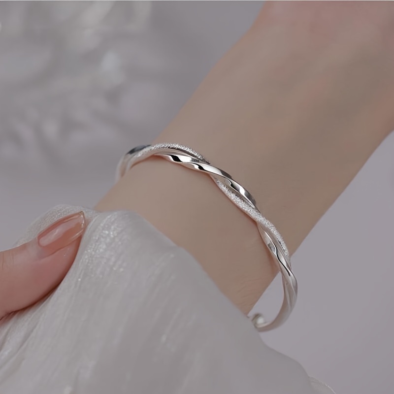 

1 Bracelet, Simple And Niche Möbius Strip Twisted Twist-shaped Adjustable Bracelet, Date Birthday Gift For Girlfriend