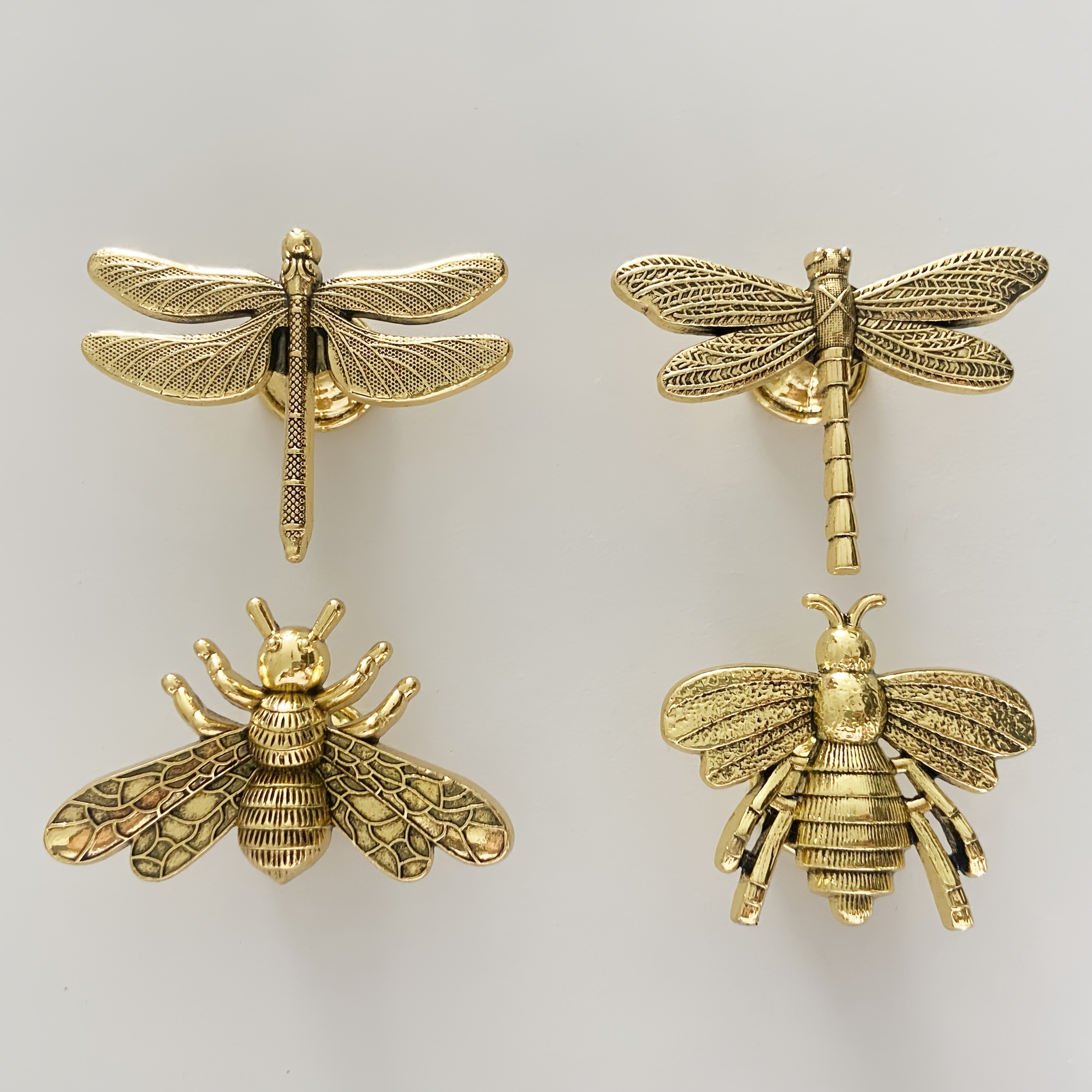 E-shop Ein Set aus 4 exquisiten Metall Bienen- und Libellen-Schubladenhebeln