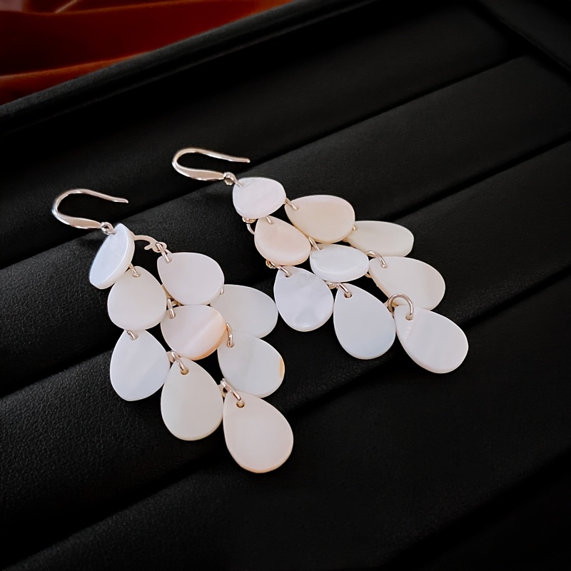 Image of A Pair Of Vintage Tassel Shell-inspired Earrings, Featuring Minimalist And Niche Design With Elegant Ear Hooks, A Fashionable And Versatile High-end Ear Accessory