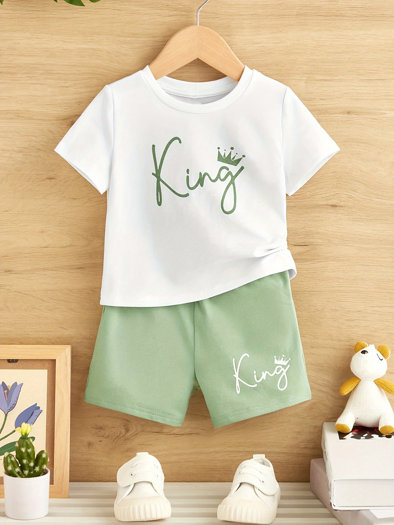 2pcs Baby Boy 100% Cotton Shorts and All Over Feather Print Short-sleeve Bow Tie Button Up Shirt Set