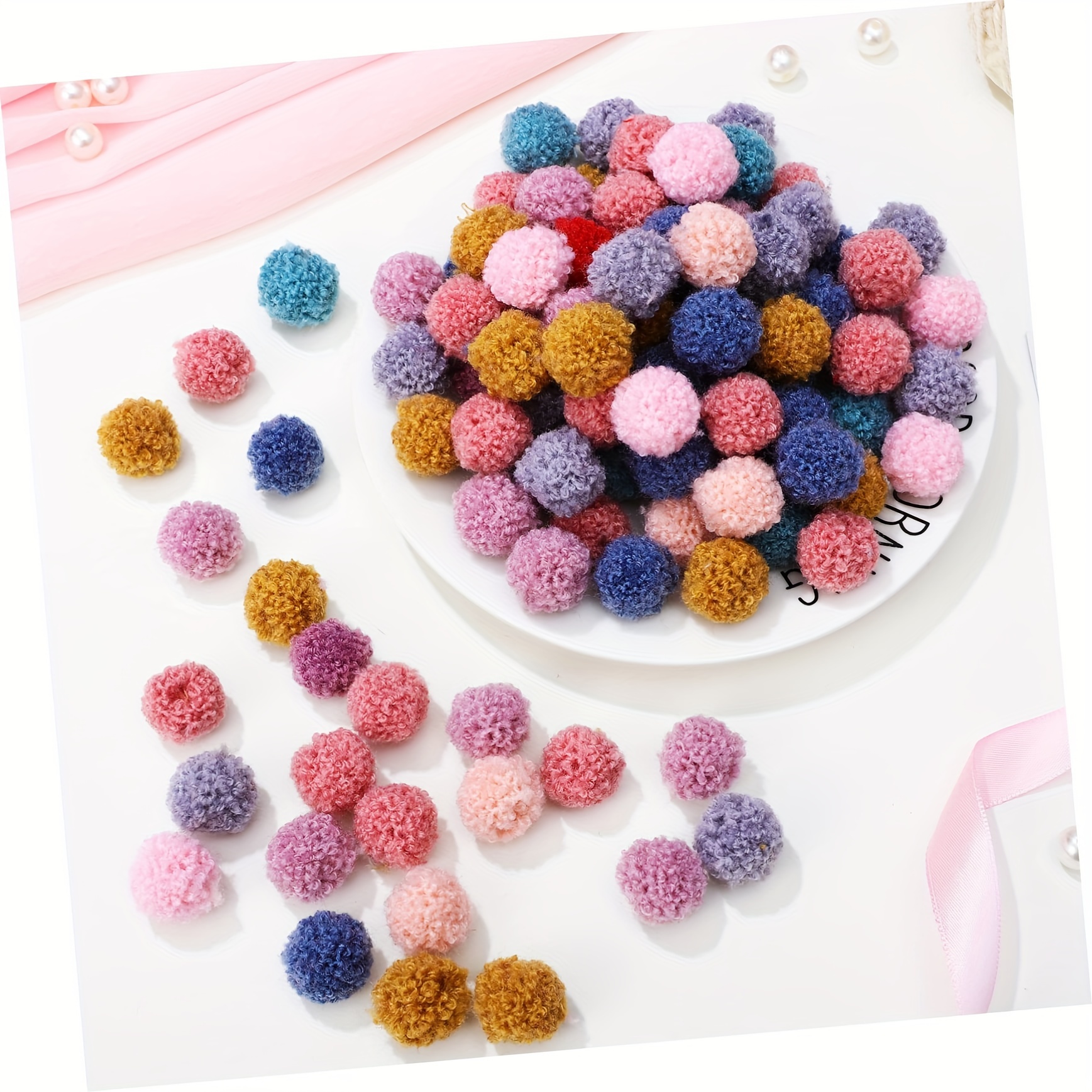 

YWLI Mignons pompons en polyester, 50 pièces de boules en fausse fourrure de de couleurs mélangées pour les manuels et les accessoires, aucune alimentation électrique .