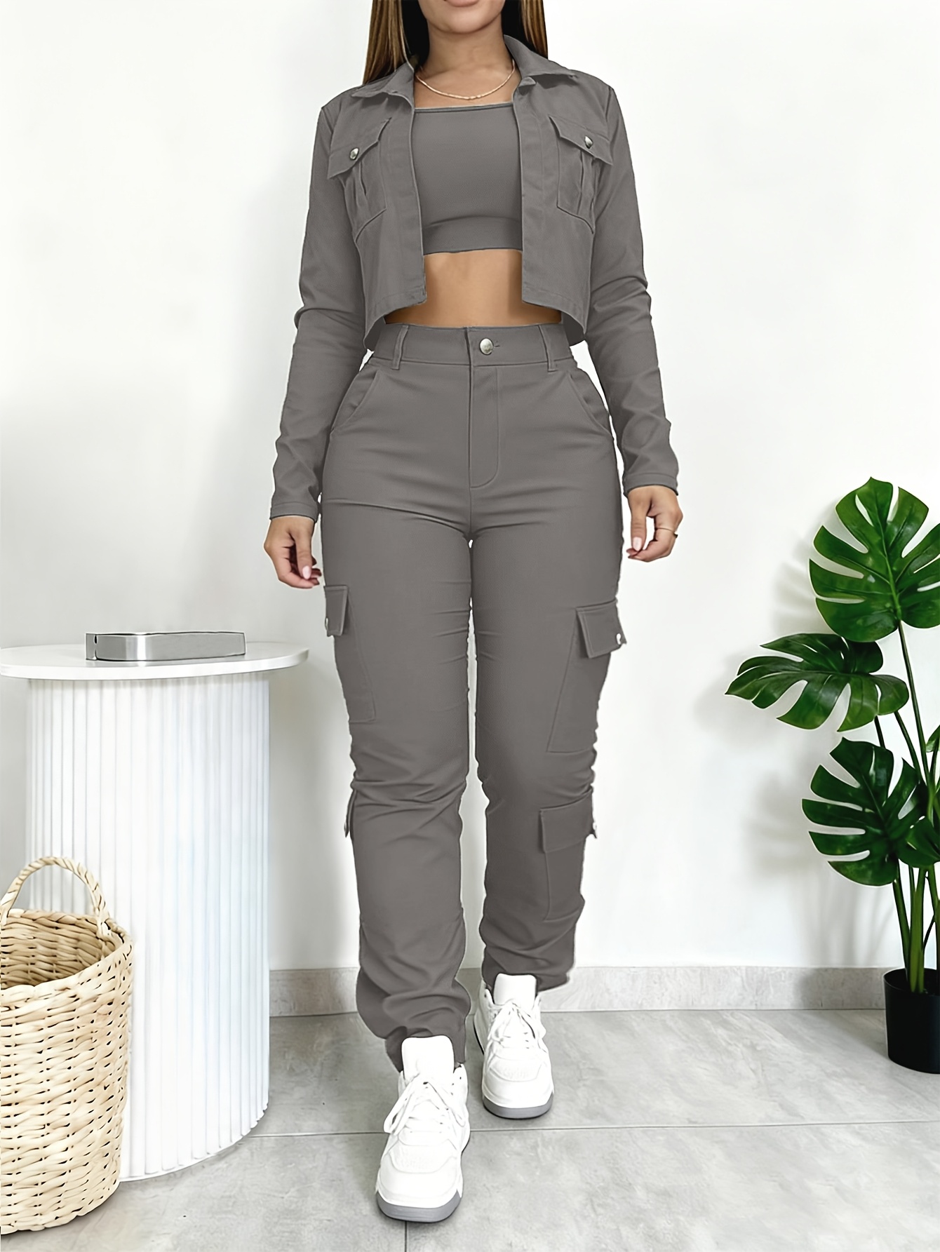 Conjunto Feminino Versátil de 2 Peças com Camiseta Cropped Justa de Gola V e Calça de Perna Larga  3