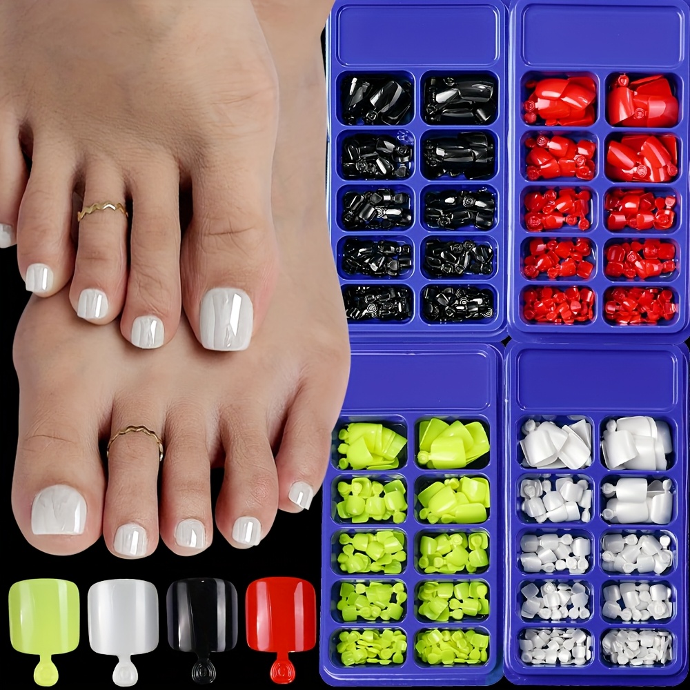 120 Stck knstliche Zehenngel in Rot, Grn, Wei und Schwarz mit  glnzender Oberflche. Diese kurzen, vollflchigen, quadratischen Falschen  Zehenngel sind Acryl-Nagelspitzen, die fr Frauen und