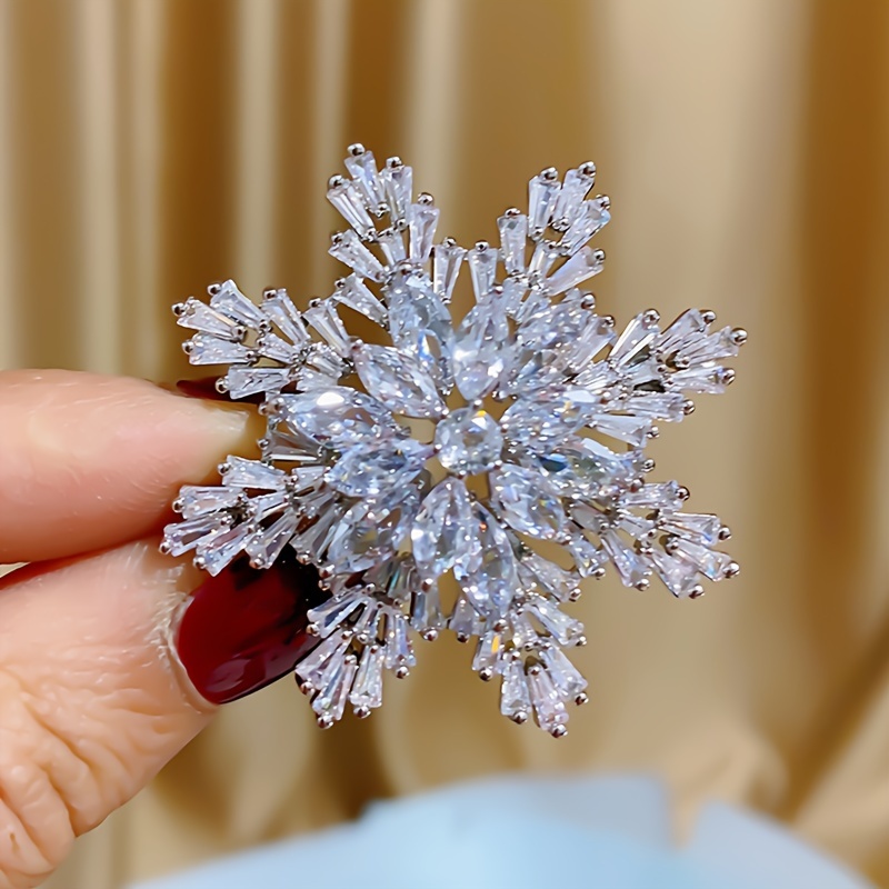 Elegant Christmas Snowflake Brooch, Sparkling, Winter Clothing Decoration Xmas Gift