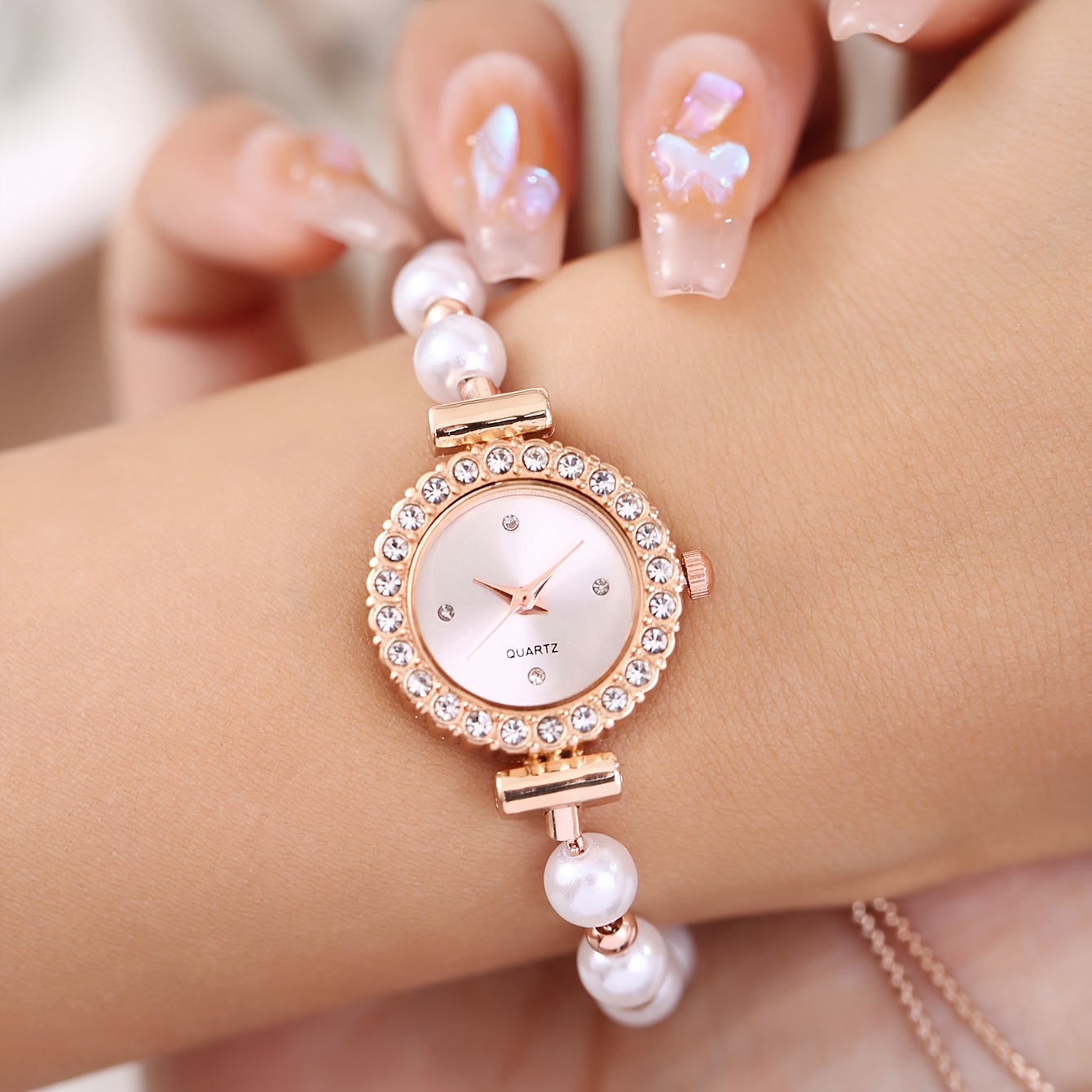 A Stylish And Easy Adjustable Quartz Watch with a Pearl Bead Bracelet, Perfect As a Graduation Gift for Students And an Ideal Present for Friends And Family