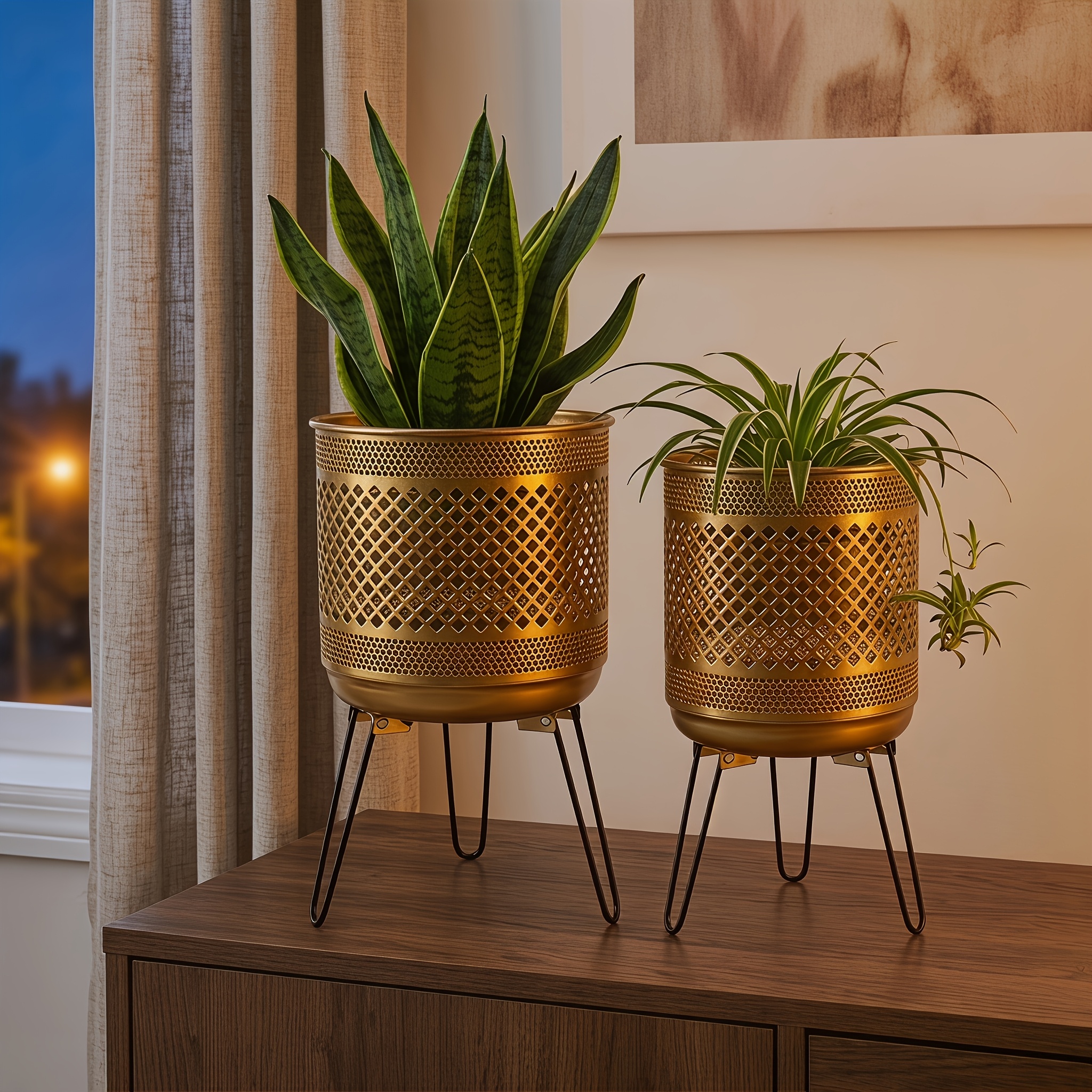 2er-Set klassische hohle Eisenblumentöpfe, goldene/schwarze Blumentöpfe mit * Erscheinungsbild, dekorative Blumentopf-Sets für Balkone und Höfe zu Hause. Das Dreibeindesign bietet stabilen Halt für