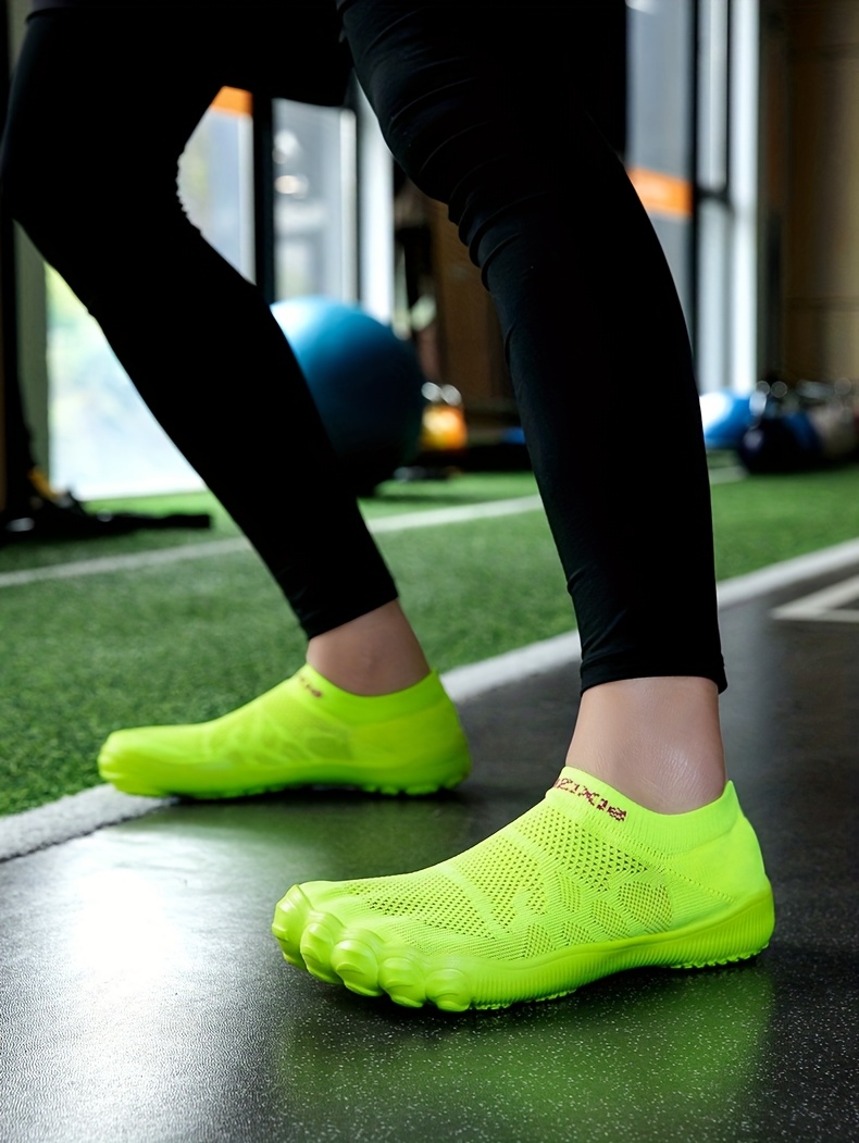 Chaussures de plage antidérapantes pour hommes et femmes, chaussures d'eau à séchage rapide et respirantes, chaussures de natation et de ruisseau, chaussures de fitness et de yoga, chaussures de randonnée pour l'escalade et la corde à sauter en plein air