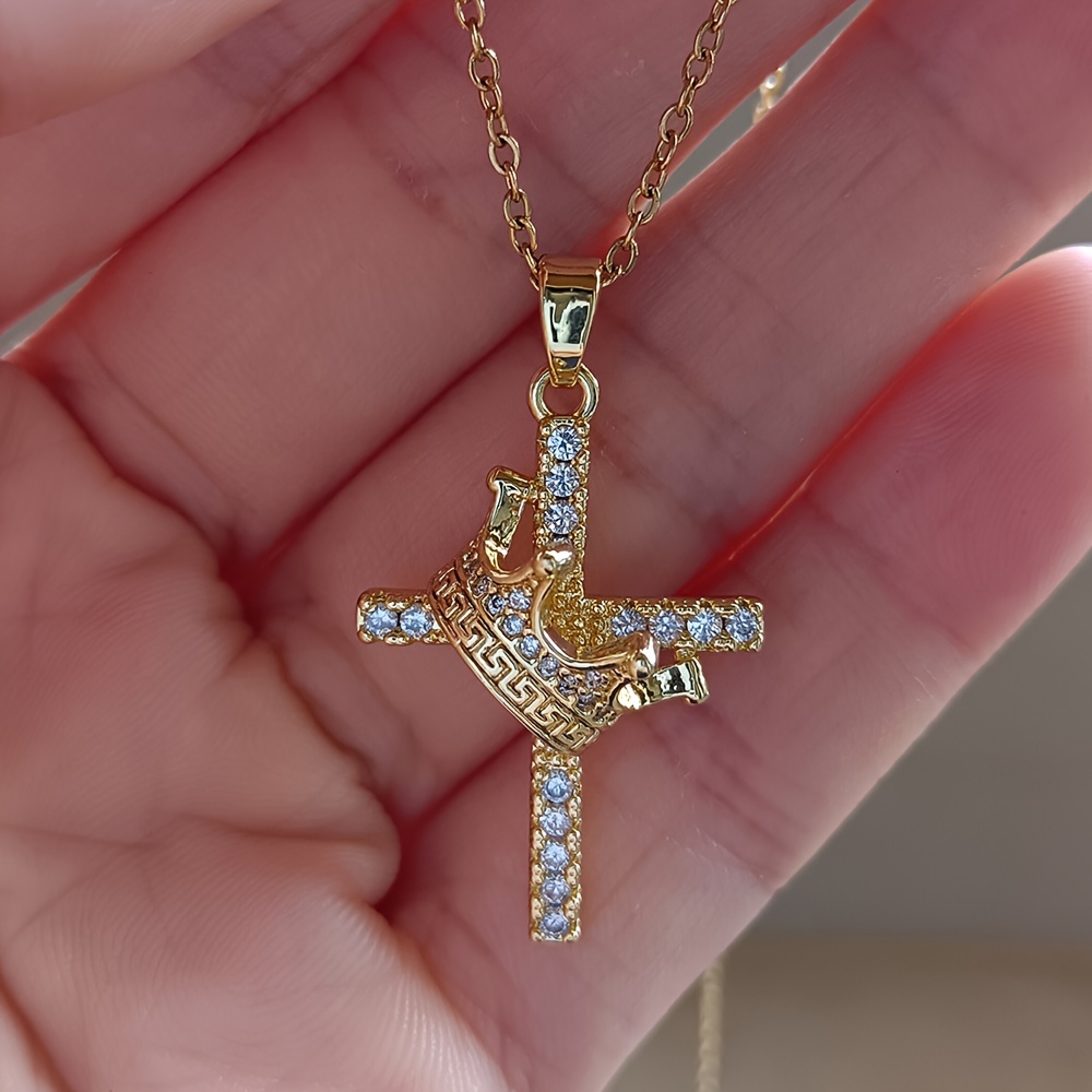 A Luxurious And Exquisite Pendant Necklace Featuring A Crown And Cross Design, With Synthetic Zirconia Stones, Perfect For Gifting And Versatile For Everyday Layering