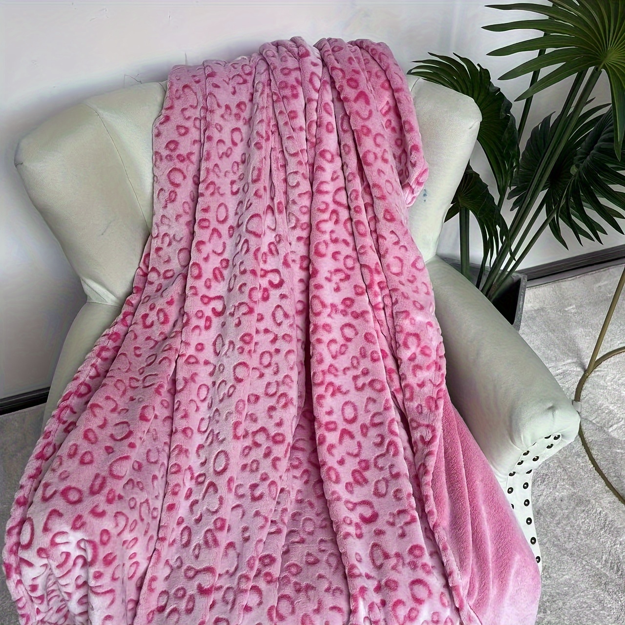 

1pc Leopard Print Sweet, Charming Flannel Blanket, Soft Warm Throw Blanket Nap Blanket, For Couch Sofa Office Bed Camping Travel, Multi-purpose Gift Blanket For All Season (pink)