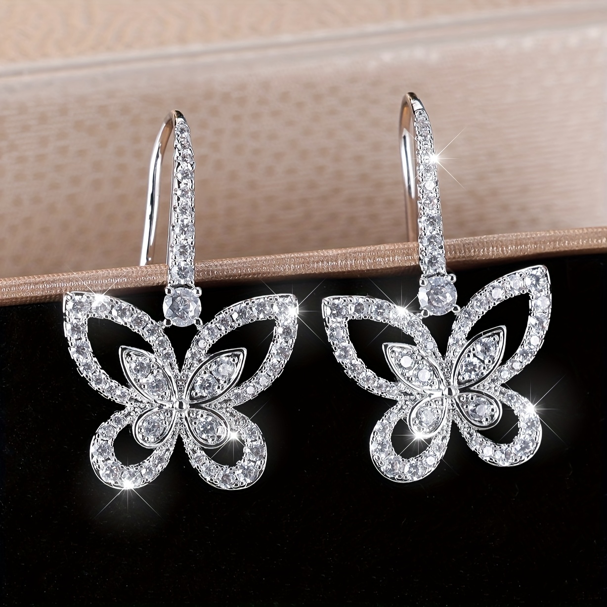 E-shop Super glitzernde dynamische Schmetterlings-Ohrringe, modische Steckerohrringe im Vintage-Stil, Ohrhaken-Schmuck