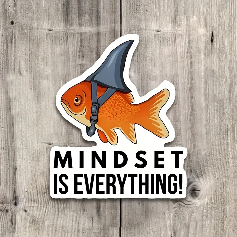 „Mindset Ist Alles“ Hai-Aufkleber - Lebendiges Orange mit Grauer Flosse, PVC-Material - Ideal für Laptops, Wasserflaschen, Tagebücher - Motivationsgeschenk für Studenten, Sportler und Enthusiasten des Persönlichen Wachstums - Perfekt für Klassenzimmer, Fitnessstudio-Dekor & Coaching-Sitzungen, Studentenplaner|Lebendiger Aufkleber|Langlebiger PVC-Aufkleber