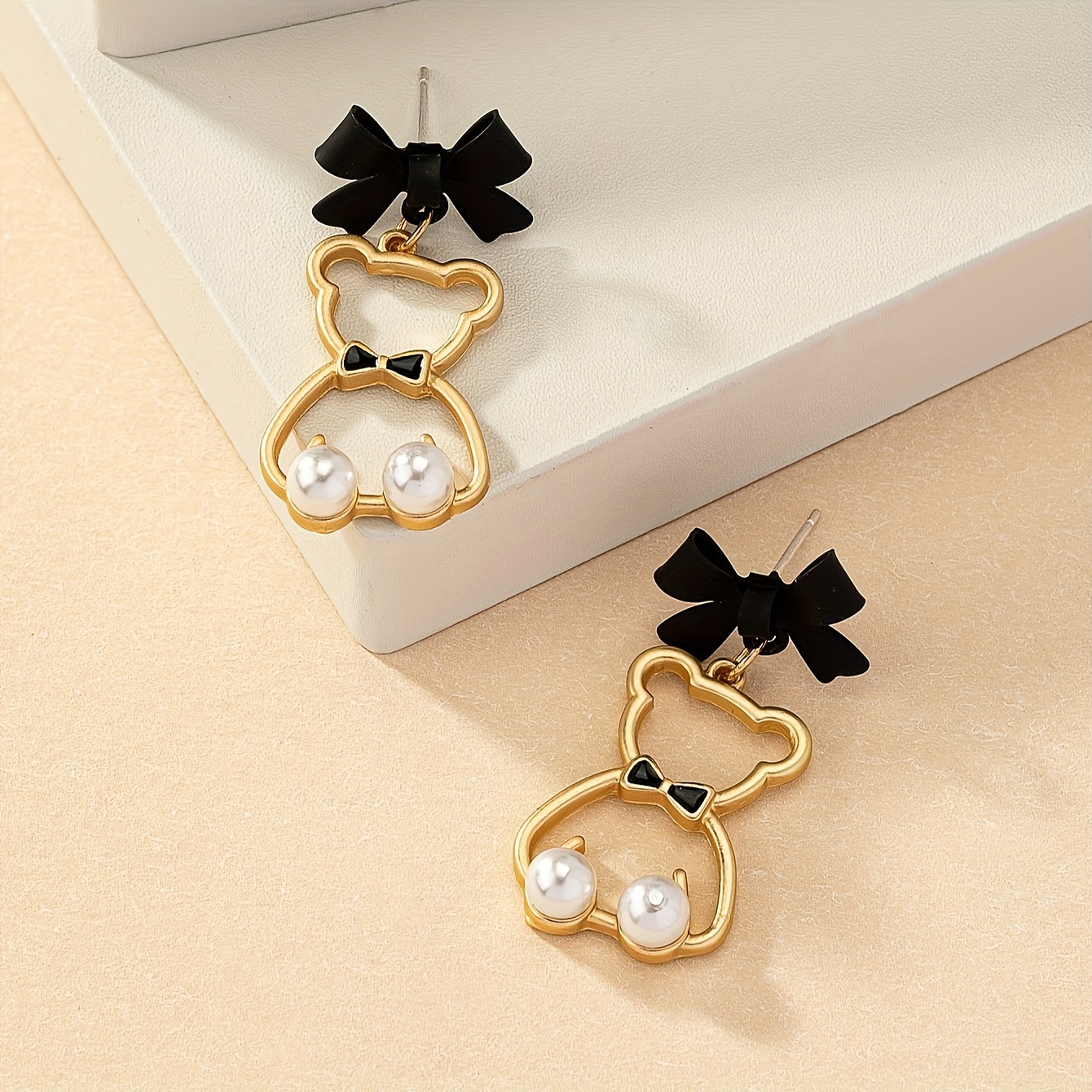 

A Pair Of Simple And Versatile Fashion Bear Bow A Minimalist Temperament.