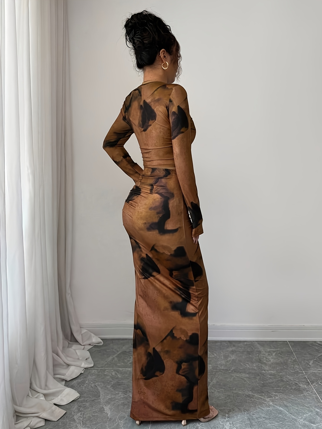 A Stylish Women'S Two-Piece Set Featuring an Elegant Round Neck Long-Sleeve T-Shirt with a Fitted Irregular Tie-Dye Pattern, Paired with a Form-Fitting Tie-Dye Long Skirt