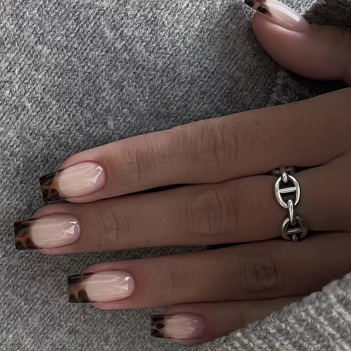 E-shop 24 Stück Herbst/Winter Leopardenmuster Kurze Quadratische-Runde Nagelspitzen Selbstklebende Solide Gel Nagelspitzen mit Europäischer Und