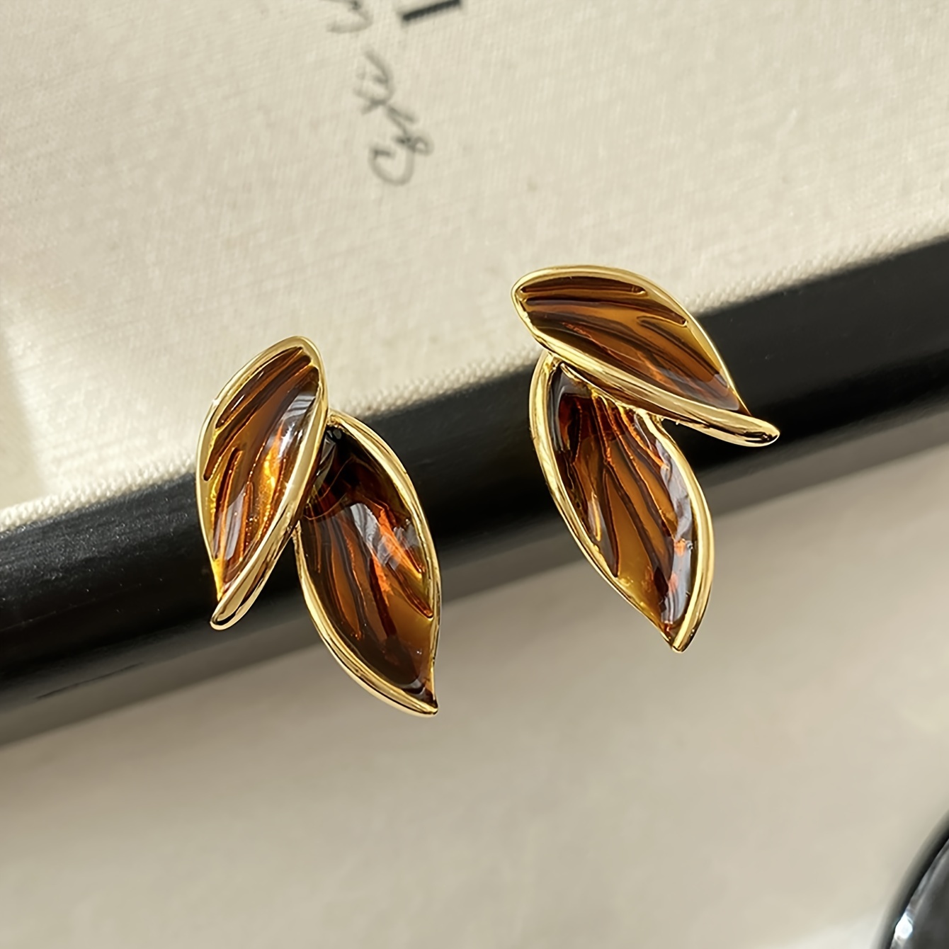 

Elegant Korean-style 1 Pair Leaf-shaped Fashion Stud Earrings, Retro Deluxe Amber-toned Women's Ear Jewelry, Trendy Accessory For Daily Wear