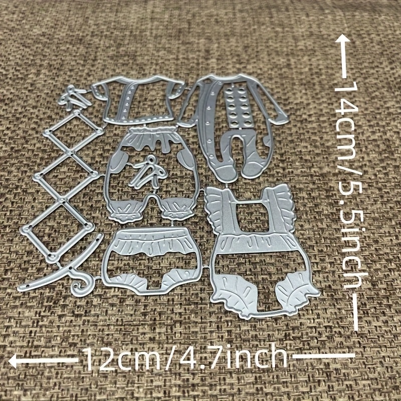 E-shop Ein neuer Designprozess für Kleidung umfasst Metallvorlagen, Stanzformen, Deko-Bügel, -Stanzalbum und geprägte Papierkarten.