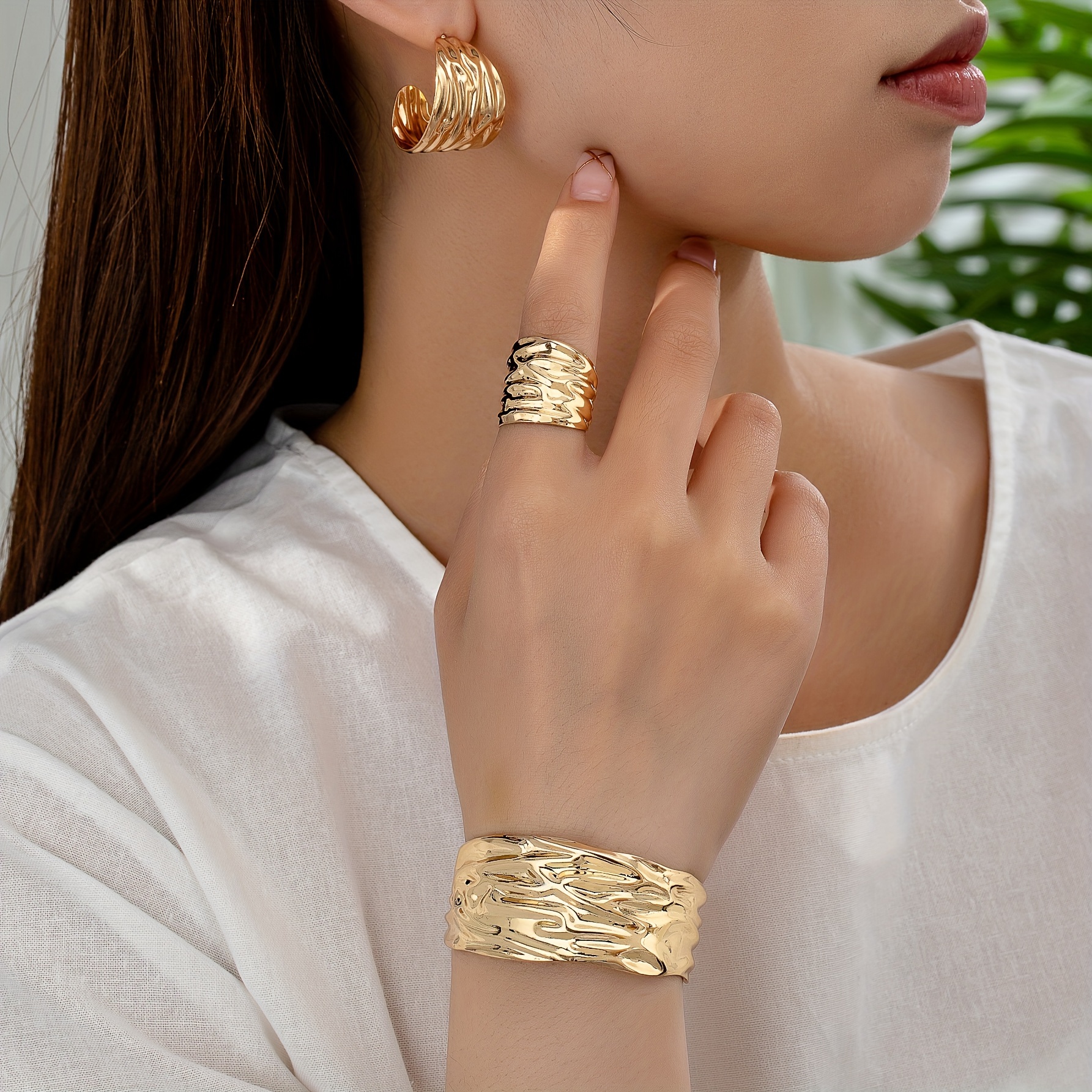 

Exaggerated Design Geometric Pleated Bracelet Ring Earrings Four-piece Set Suitable For Women To Wear As Gifts