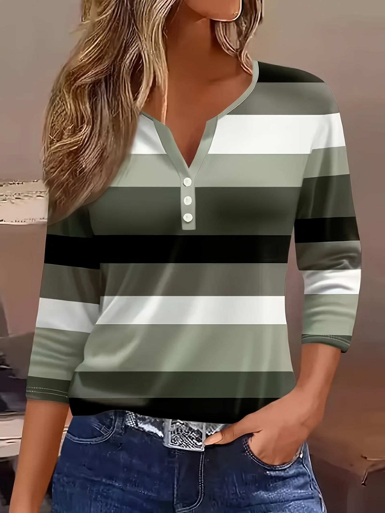 Nouvelle Arrivée Printemps/Été Mode Femme, Style Décontracté, T-shirt de Base Ample à Rayures, Col en V, Manches Trois-Quarts, Boutonné, Haut Polyvalent pour les Trajets Quotidiens et les Rendez-vous, Tendance Streetwear pour Sortie Quotidienne, Lavable en Machine - Convient pour un Usage Quotidien Nouvelle Arrivée Printemps/Été Mode Femme, Style Décontracté, T-shirt de Base Ample à Rayures, Col en V, Manches Trois-Quarts, Boutonné, Haut Polyvalent pour les Trajets Quotidiens et les Rendez-vous, Tendance Streetwear pour Sortie Quotidienne, Lavable en Machine - Convient pour un Usage Quotidien